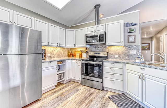 Stunning mountain view home w/ hot tub & deck - near hiking & skiing at Mission
