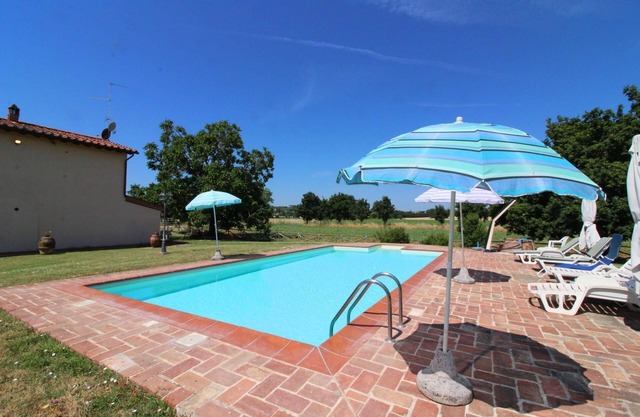 Stunning private villa with private pool, WIFI, TV, pets allowed and parking, close to Arezzo