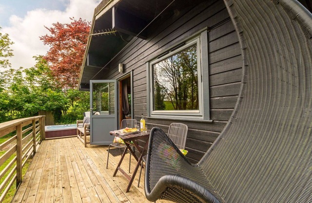 Stunning private villa with hot tub, WIFI, TV, terrace, pets allowed, panoramic view and parking