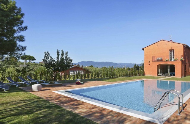 Stunning private villa with private pool, A/C, WIFI, TV, balcony and panoramic view, close to Lu.