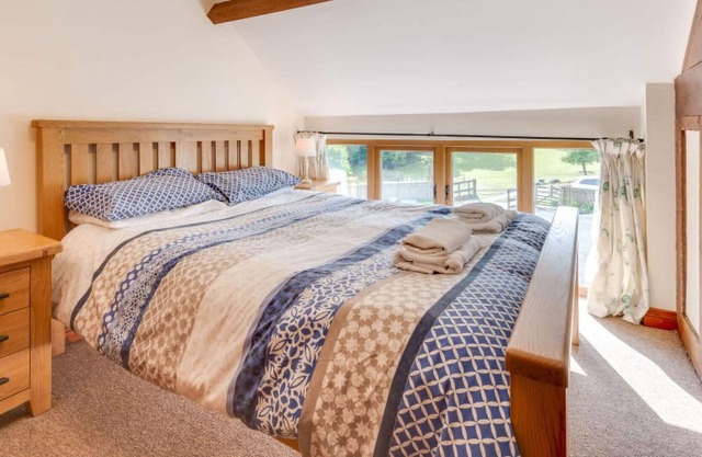 Stunning private villa with WIFI, hot tub, TV, patio, pets allowed, panoramic view and parking