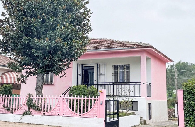 Stunning private villa for 2 people with WIFI, private pool, patio, pets allowed and parking