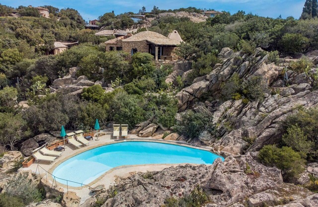 Stunning private villa with private pool, A/C, WIFI, TV, terrace, pets allowed and parking