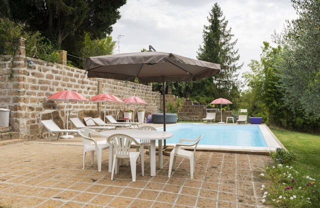 Stunning private villa for 17 guests with private pool, WIFI, TV, patio and pets allowed