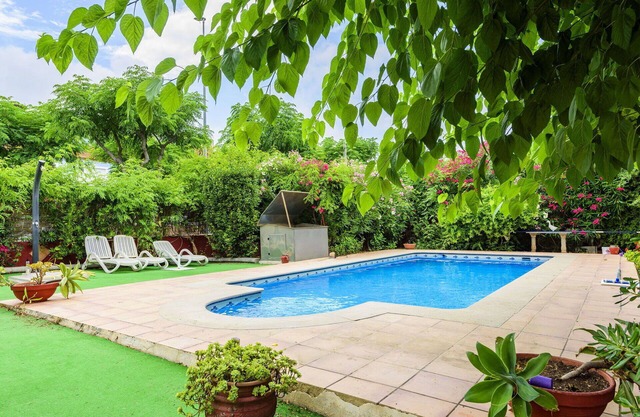 Stunning private villa for 4 people with pool, WIFI, TV, terrace and parking