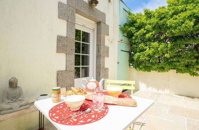 Stunning private villa for 5 guests with TV, terrace, pets allowed and parking