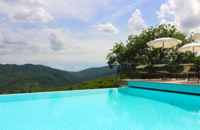 Stunning private villa for 20 guests with WIFI, private pool, TV, terrace and pets allowed