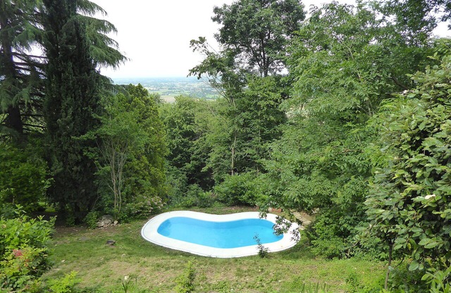 Stunning private villa for 8 guests with hot tub, A/C, WIFI, private pool and patio, close to Pa.