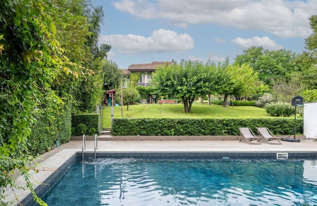 Stunning private villa for 12 guests with WIFI, private pool, A/C, TV and patio