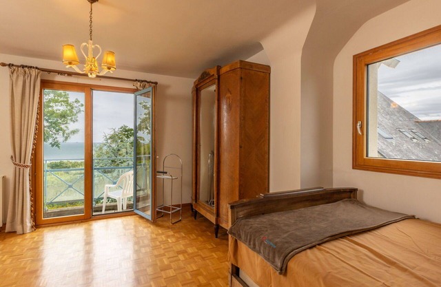 Stunning private villa for 13 guests with WIFI, TV, terrace and parking