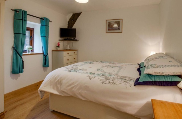 Stunning private villa for 4 guests with WIFI, TV, patio and parking