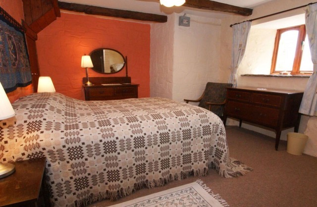 Stunning private villa for 5 guests with TV, patio, pets allowed and parking