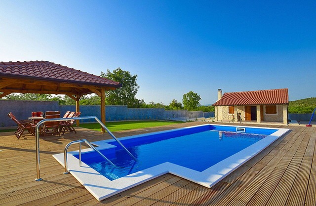 Stunning private villa with WIFI, hot tub, A/C, private pool, TV, patio, pets allowed and parking