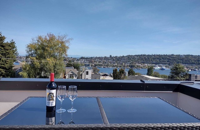 Stunning Queen Anne 4B3B w/Lake Views & Rooftop