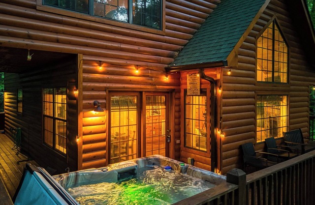 Stunning & Relaxing Getaway: 5-Star Location - Hot Tub - Game Room - Sleeps 8!