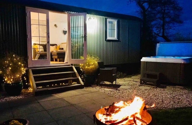 STUNNING SHEPHERDS HUT WITH HOT TUB IN BEAUTIFUL RURAL CHESHIRE, NEAR NANTWICH