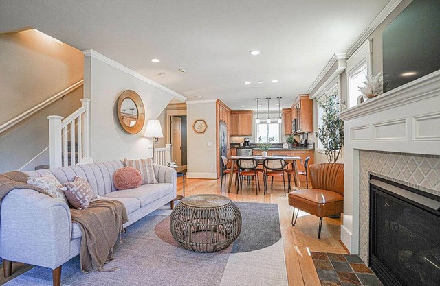 Stunning Townhome with Loft Space, Chefs Kitchen