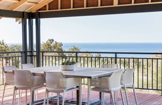 STUNNING TWO-STOREY FAMILY FRIENDLY HOLIDAY HOME IN BEAUTIFUL EAGLE BAY