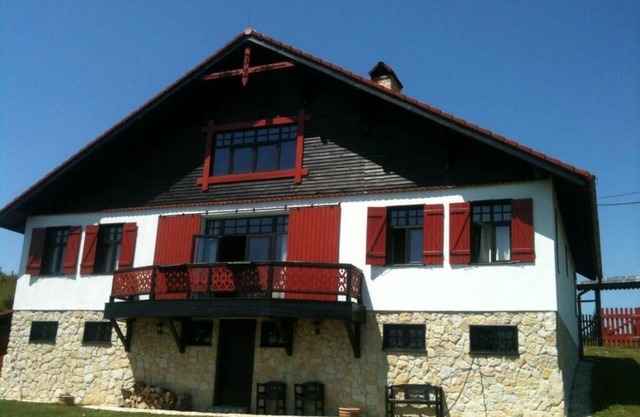 Stunning views, cozy setting, nature, pet friendly