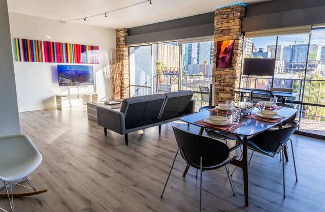 Stunning views | High rise w/Balcony & Pool
