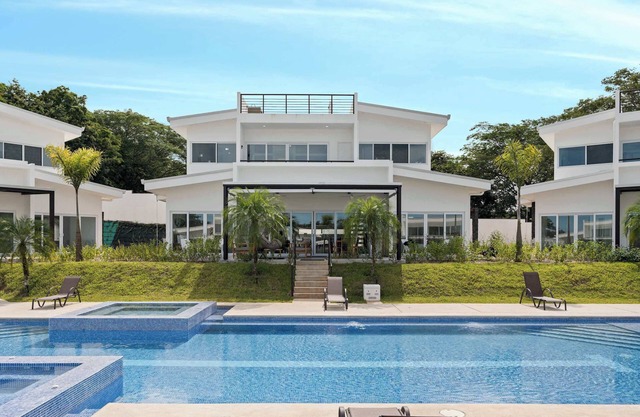 Stunning Villa with Rooftop Deck | Pool | Jacuzzi