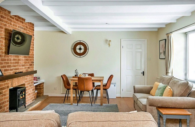 Stunning villa for 4 people with pool, WIFI, hot tub, terrace and pets allowed