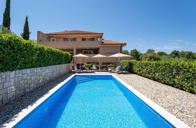 Stunning villa for 10 people with A/C, private pool, WIFI, TV, terrace, pets allowed and parking