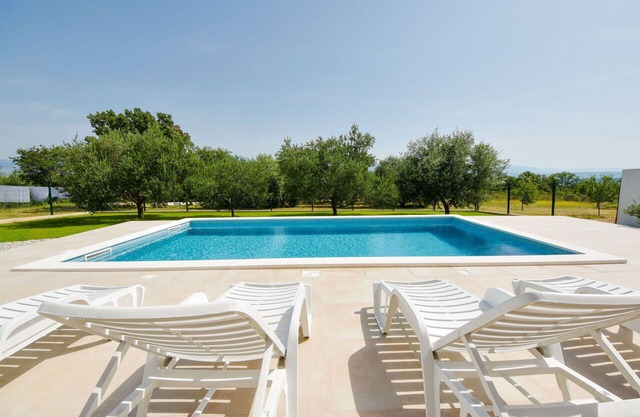 Stunning villa for 6 guests with private pool, WIFI, A/C, TV and terrace