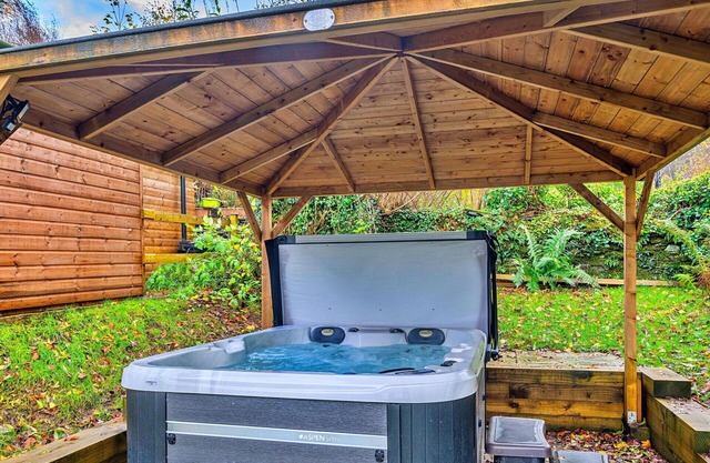 Stunning villa for 5 guests with hot tub, WIFI, TV and parking