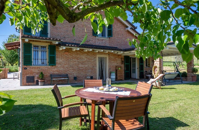 Stunning villa for 4 guests with WIFI, TV, patio and pets allowed