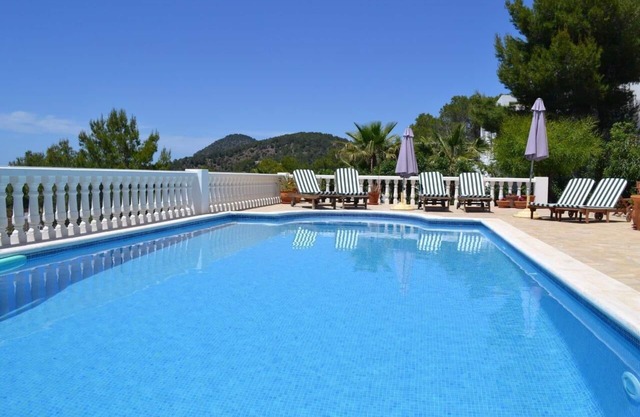 Stunning villa with sea & sunset views, in walking distance to Cala Salada beach