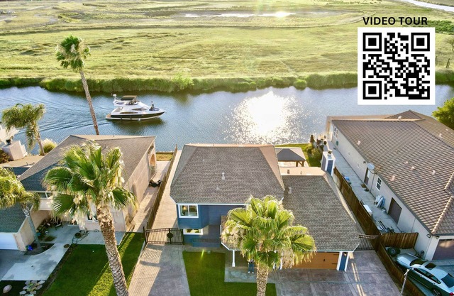Stunning Waterfront 3BR Retreat in Discovery Bayn