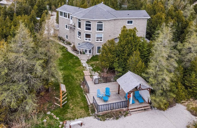 Stunning waterfront w/ spa + dog run