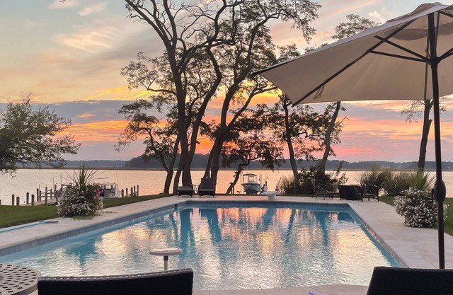 Stunning Waterfront Guest Cottage- Sunsets, Pool, Pier