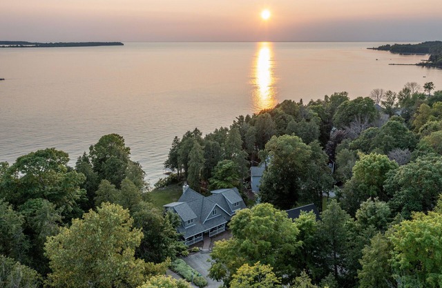 Sturgeon Bay Waterfront home- Second Story deck for sunsets!