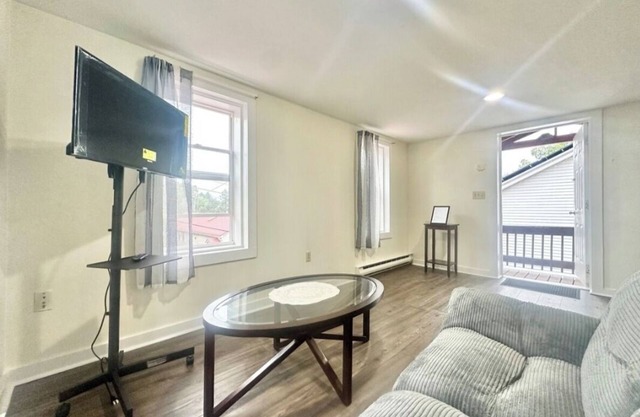 Stylish 1-Bedroom Duplex home with Air Conditioning in Desirable Danville