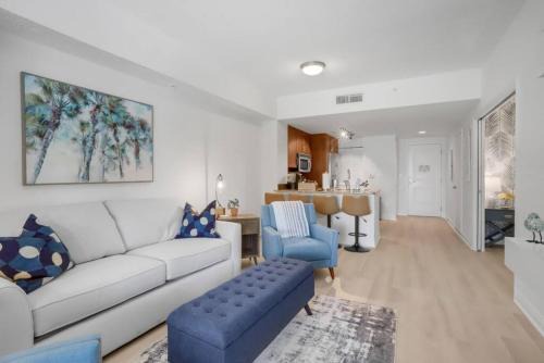 Stylish 1BR Condo Rooftop Pool Close to Beach