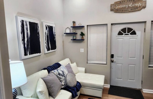 Stylish 1BR Near Heart of Town