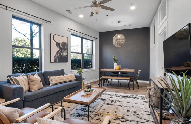 STYLISH 2 Bedroom, 3 Bed Near Restaurants & Vandy!