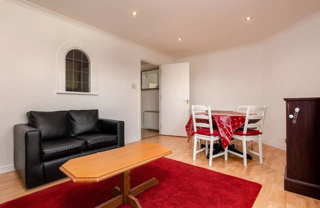 Stylish 2 Bedroom Apartment Near the City Centre
