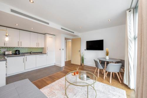Stylish 2 Bedroom Apartment in Chelsea by Battersea Park with AC