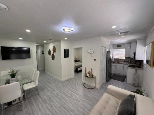 Stylish 2 Bedrooms Apartment by Miami Airport