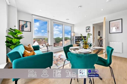 Stylish 2BDR Apartment By Homestyles Hosts Short Lets & Serviced Accommodation Wimbledon With Free Parking & Free WiFi