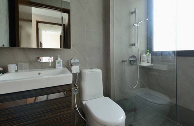 Stylish 2BR Condo 8 mins to MRT