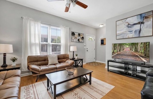 Stylish 3/3 close to FSU/downtown Pets