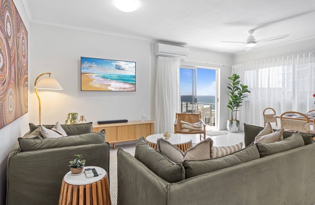 Stylish 3-Bed Apartment in Coastal Redcliffe
