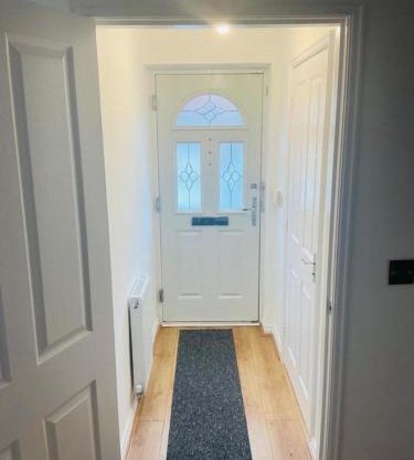 Stylish 3 Bed Home With Garden & Free Parking