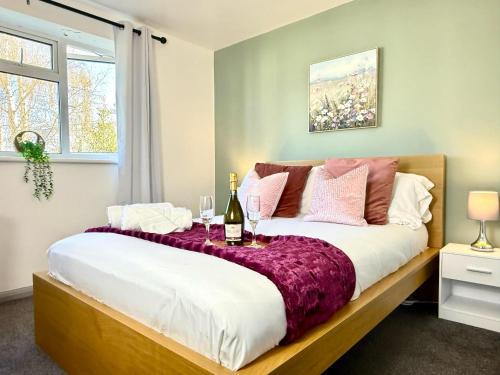 Stylish 3-Bedroom House with Garden & Free Parking's, Prime location with private garden