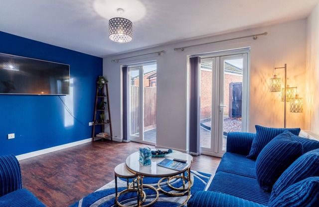 Stylish 3-bedroom House With Parking - Sleeps 6