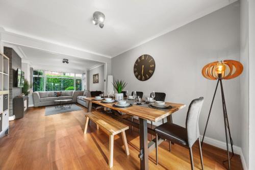 Stylish 3-BR Home-Driveway, Sky-TV-Free WiFi